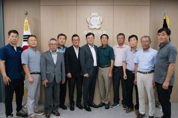                       ▲김포시의회 김종혁 의장이 간담회를 개최 후 단체촬영을 하고 있는 모습,