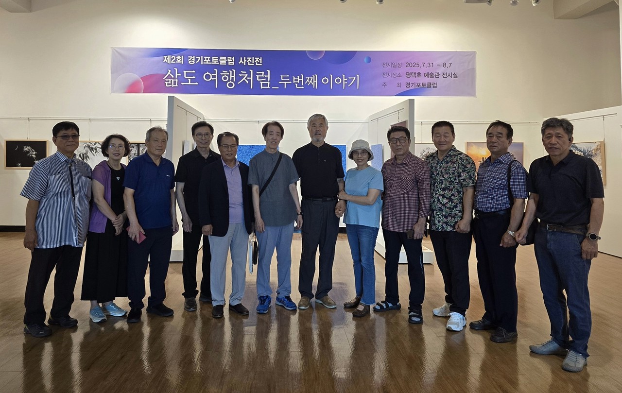                         ▲참여작가들이 기념촬영을 하고 있다. 