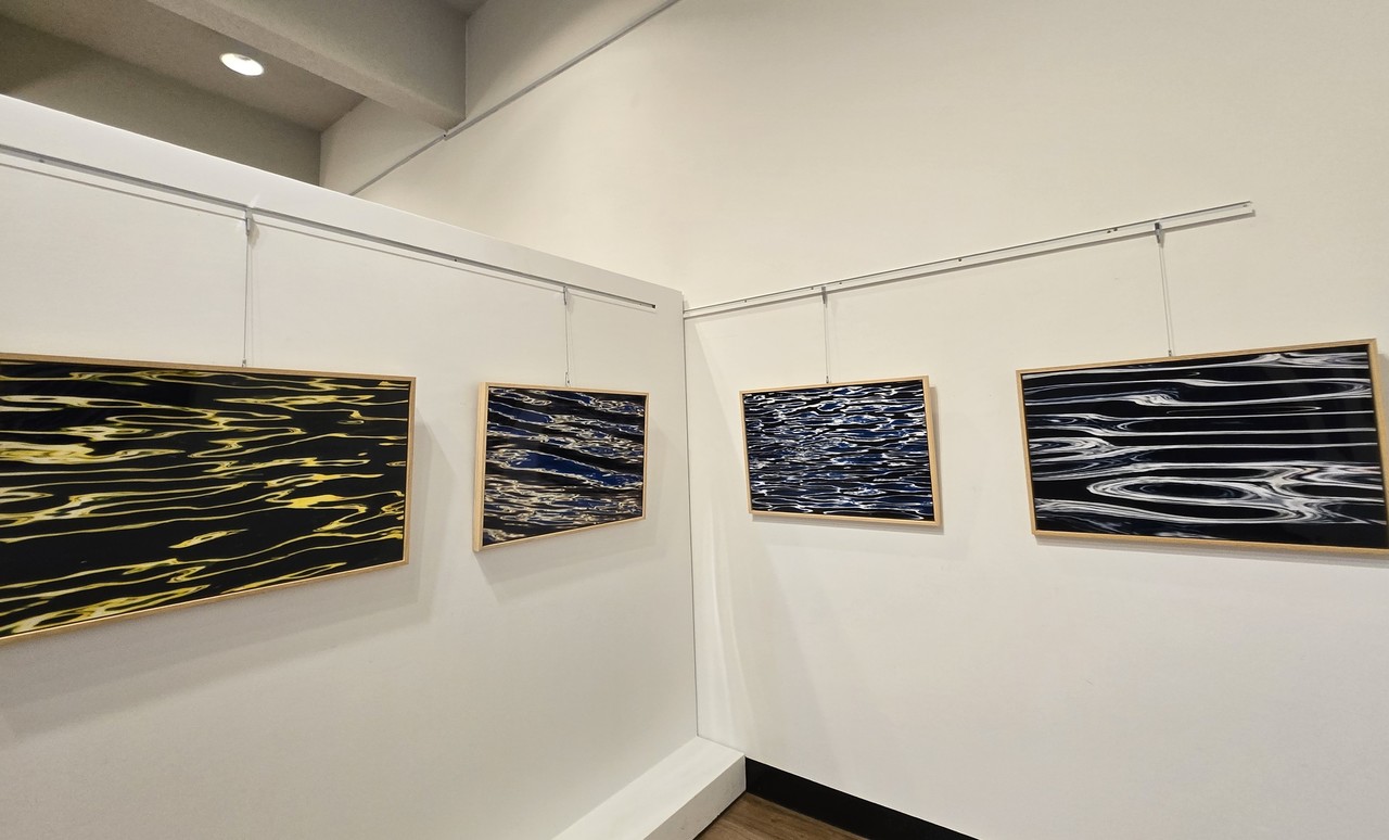                               ▲김용환 작가의   '호수에서 하늘을 보다'