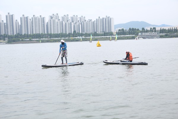 발달 장애인 안전을 위해서 강사와 줄로 연결해 체험