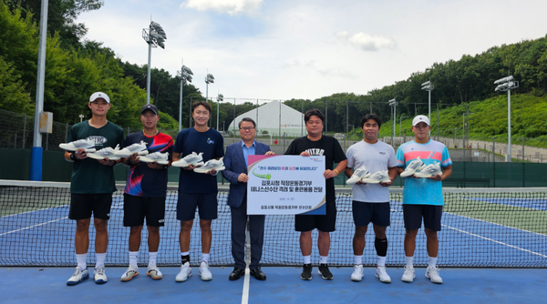 ▲ 훈련용품 전달 사진,