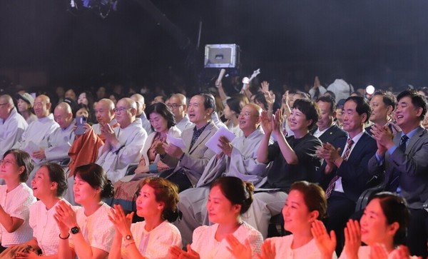가을빛 예술축제 공연을 보면서 박수를 치는주지경혜스님과 내빈들