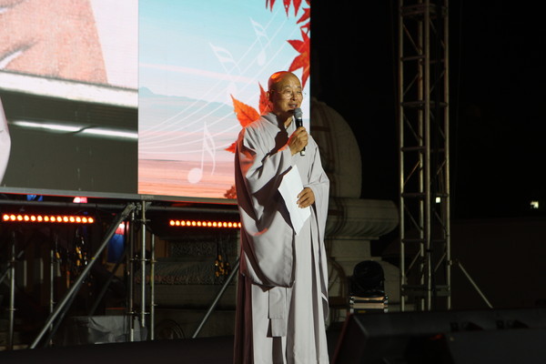 분당대광사 주지경혜스님이 인사말을 하고있다