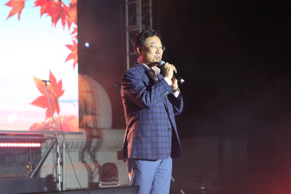 신상진 성남시장이 대광사 가을빛 예술 축제에 참석 축사를 하고있다
