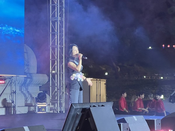 대광사 가을 빛 예술제에서 가수 우연이씨가 히트곡.우연히등 관중들로 부터 기립박수를 받았다