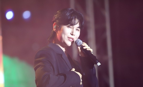 소리꾼 김준수씨가 대광사 가을빛 예술제에서 열창하고있다