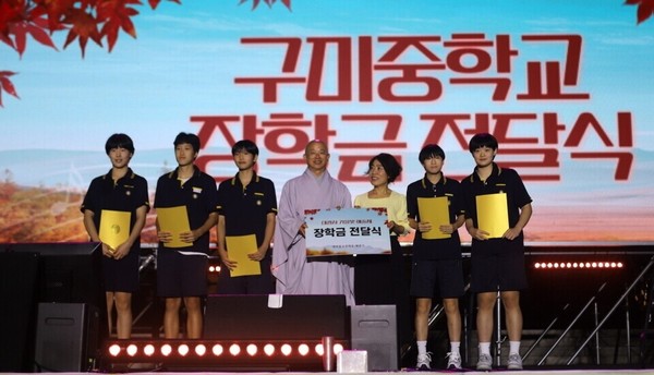 대광사 주지 경혜스님이 구미중하교 여자농구부에 총250만원의 장학금을 전달하고있다