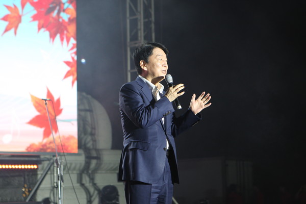 안철수 국회의원이 축사를 하고있다.