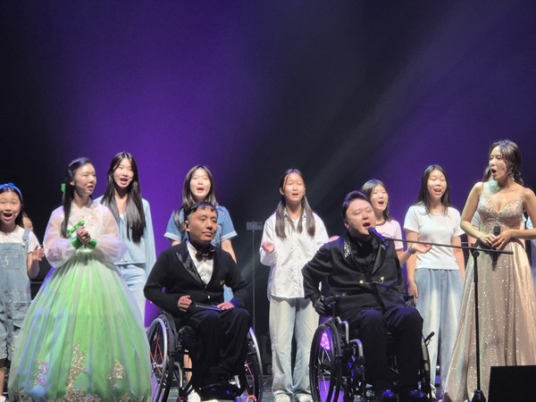 ▲(오른쪽)'바퀴달린 성악가' 바리톤 이남현이 가창을 하고 있다.