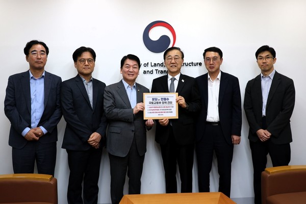 국민의힘 안철수(왼쪽 세번째) 의원은 10일 김윤덕(왼쪽 네번째) 국토교통부 장관을 만나 성남 분당 현안을 논의하고 해결에 협조해줄 것을 요구했다. (사진=안철수 의원실)