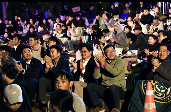          ▲시민들과 함께 축제를 즐기고 있는 김병수 시장,