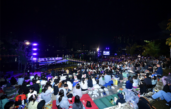 ▲라베니체에 몰린 12만 인파,