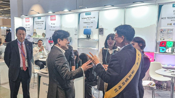 ▲김병수 시장은 지난해 김포 관내 기업들의 유럽 판로 확대를 위해 오스트리아 비엔나에서 열리고 있는 ‘2024 KOREA BUSINESS EXPO VIENNA’에 기업인들과 동행해 글로벌 마케터 현지 미팅, 간담회 등에 참여했다.