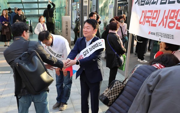 ▲국민의힘 안철수 의원이 지난 29일, 성남시 분당구 야탑역 광장에서 사법파괴 반대 대국민 서명운동을 펼쳤다.