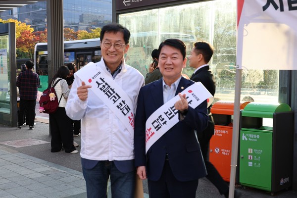 (우측)국민의힘 안철수 의원이 지난 29일, 성남시 분당구 야탑역 광장에서 사법파괴 반대 대국민 서명운동을 펼치고 박종각 성남시의원과 기념사진을 찍고 있다.