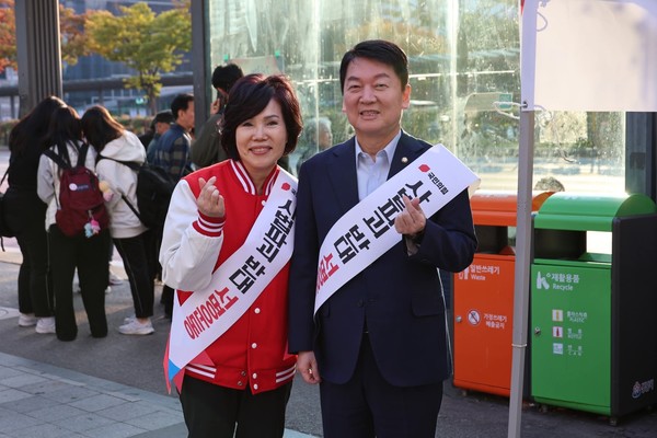 국민의힘 안철수 의원이 한미림 전 경기도의원과 기념사진을 촬영하고 있다.