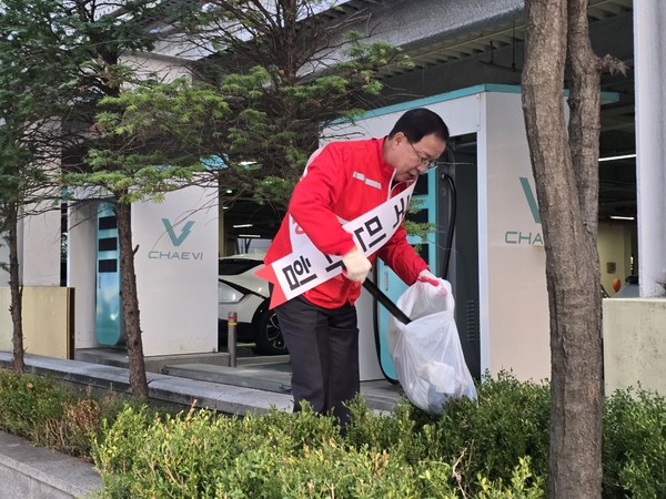 ▲국민의힘 고석 용인병 당협위원장이 환경정화를 위해 쓰레기를 줍고 있다.