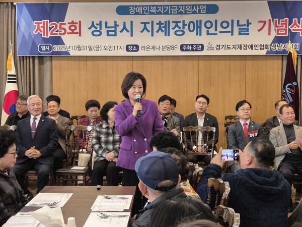 이수진 더불어민주당 국회의원이 축사를 하고있다