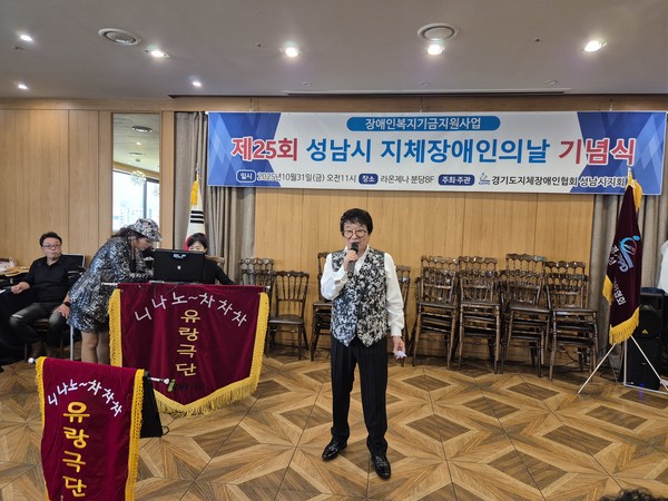 축하공연에 참석한 이정표 코메디언이 흥을 돋우고있다