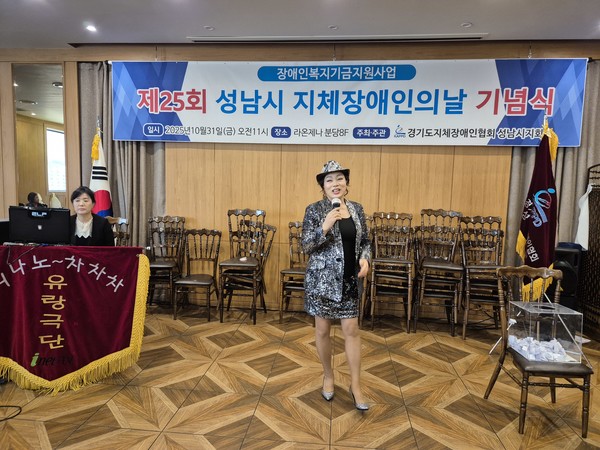 황부영 가수가 객석을 향해 흥을 높이고있다