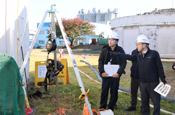 ▲김성훈 이사장과 직원들이 가좌사업소 소화조 준설 작업 현장을 점검하고 있다.