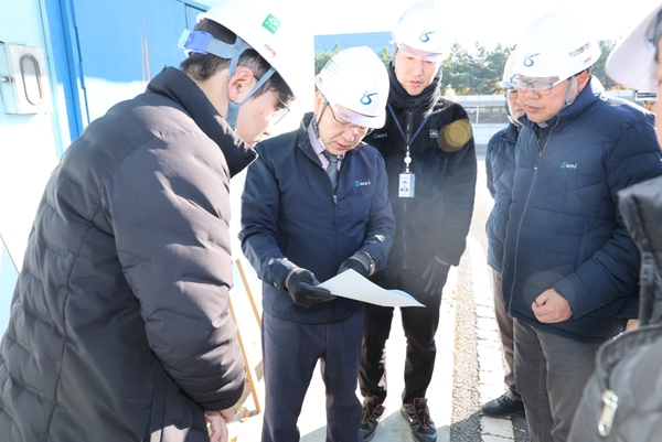 ▲김성훈 이사장과 직원들이 가좌사업소 소화조 준설 작업 현장에서    안전 상황을 점검하고 있다. 