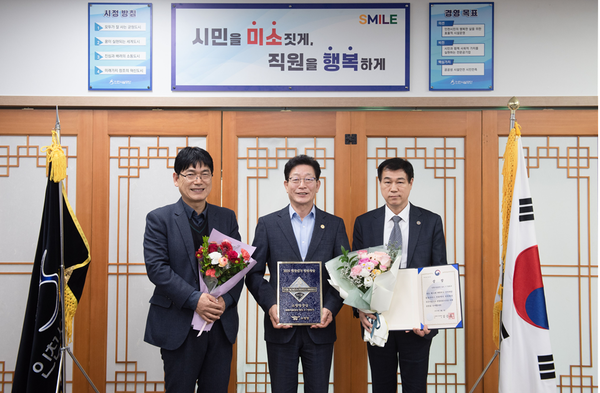 ▲ 인천시설공단(이사장 김재보, 가운데)은 지난 3일 「제24회 대한민국 안전대상」에서 소방청장상을 수상했다.