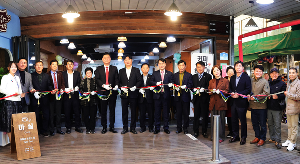  ▲ ‘용현시장 마실카페’를 개소 테이프 컷팅,