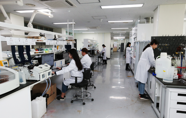 ▲사진설명: 인천환경공단 환경연구소에서 환경전문 분야 담당 직원이 수질 실험을 하고 있다. 