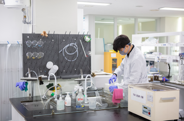 ▲사진설명: 인천환경공단 환경연구소에서 환경전문 분야 담당 직원이 수질 실험을 하고 있다. 