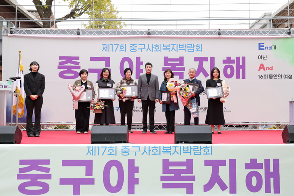 ▲ ‘사회복지의 날 기념식’ 통해 사회복지 유공자 13명에게 표창장 수여,