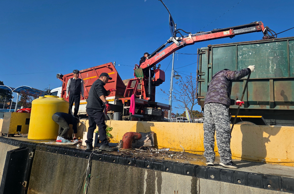 ▲방파제 주변 묶음 쓰레기 및 가을철 낚시 쓰레기를 집중 수거 하는 모습,