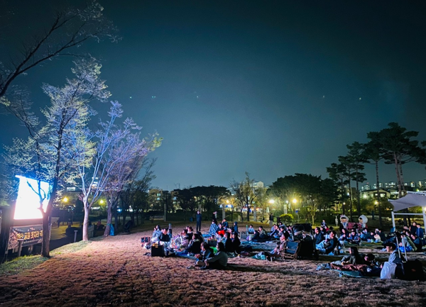      ▲올해 4월 김포시한강중앙공원과 마송중앙공원에서 열린 야간돗자리극장,