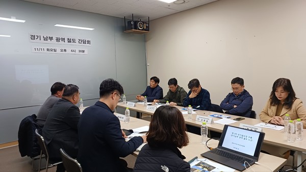 ▲권곡사거리역 추진위원회와 수원시 담당 공무원들이 공식 면담을 진행했다