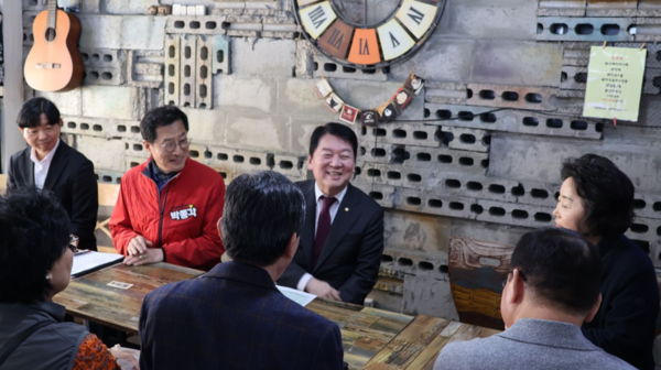 안철수 의원이 12일 오후 성남시 이매동 자연마을 주민들과 라운드테이블 간담회를 가졌다.