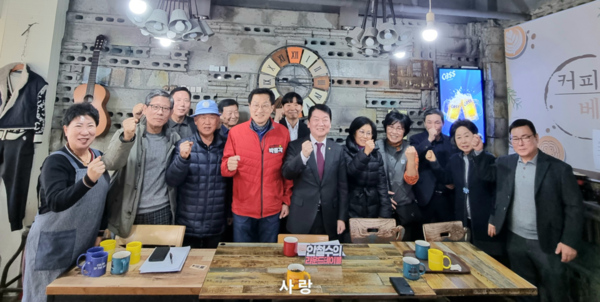 안철수 의원이 12일 오후 성남시 이매동 자연마을 주민들과 라운드테이블 간담회를 가졌다.