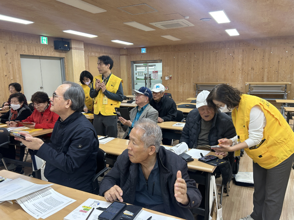 ▲‘2025년 사각사각 페이스쿨 찾아가는 시니어 디지털 스쿨 금융교육’중인 모습,