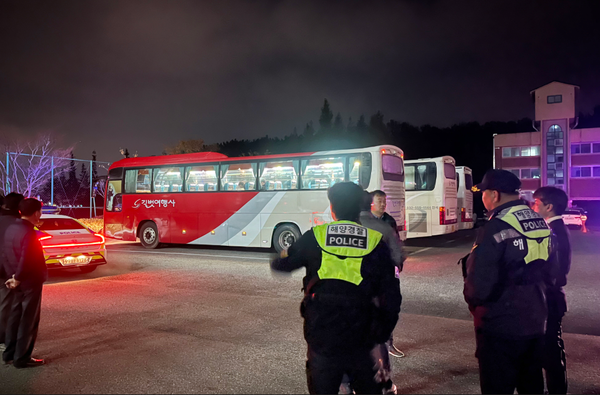 ▲영흥고등학교 정문에서 수험생들을 염려하는 기관 관계자들의 모습,