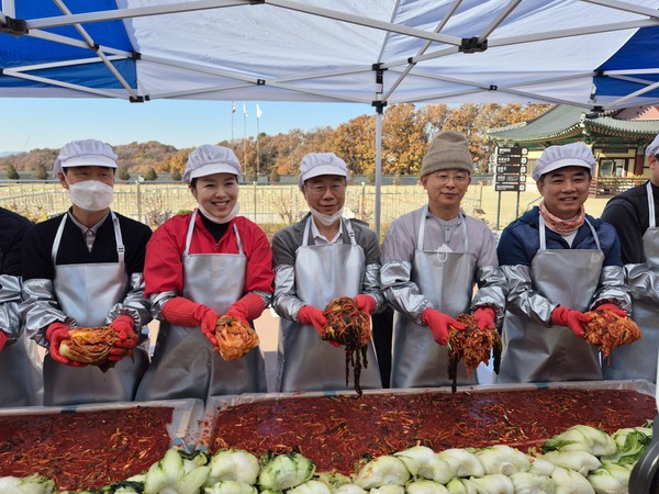 대광사 주지 경혜스님과 신상진 성남시장, 김은혜 국회의원, 김병욱 대통령실 정무비서관이 김장 김치를 버무려 들어보이고있다