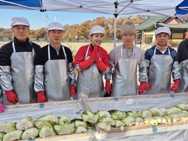 대광사 주지 경혜스님과 내빈들이 절임배추앞에서 사진촬영을 하고있다