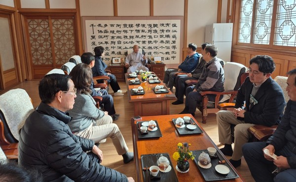 대광사 주지 경혜스님과 내빈들이 참담을 진행했다
