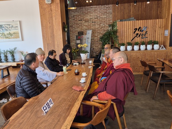 주지 경혜스님과 몽골 스리랑카 내빈들과 차담을 하고있다