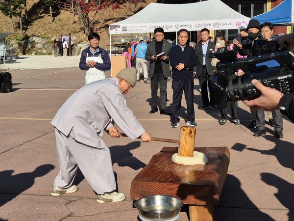 주지 경혜스님이 떡메를 치고 있다.