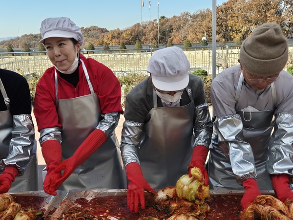 (좌측)김은혜 의원, 신상진 성남시장, 대광사 주지 경혜스님이 김장 김치를 버무리고 있다