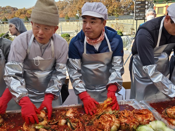 (좌측)대광사 주지 경혜스님과 김병욱 대통령실 정무비서관이 김장 김치를 버무리고있다