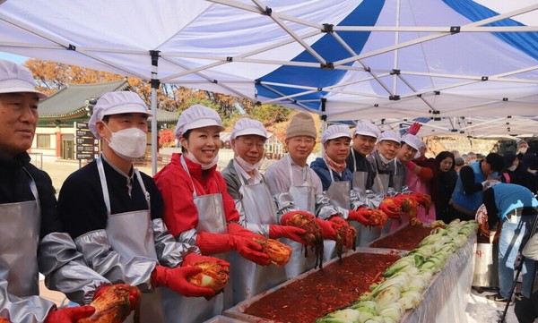 내빈들이 양념에 버무린 김장김치를 들어보이고있다
