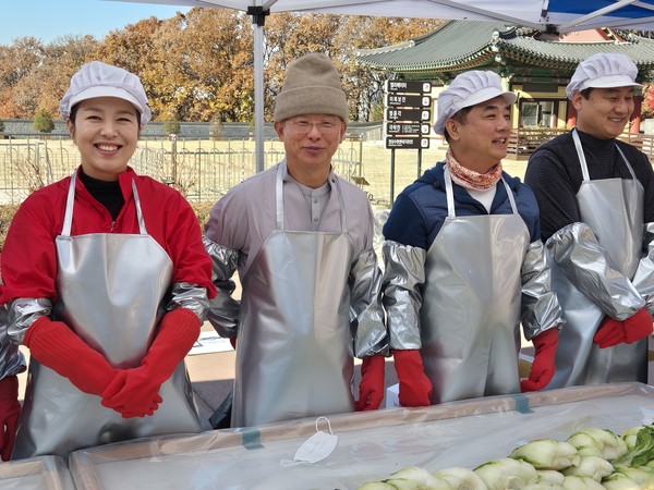 대광사 주지 경혜스님과 김은혜 의원, 김병욱 대통령실 정무비서관이 절임배추 앞에서 활짝 웃는 모습을 보였다