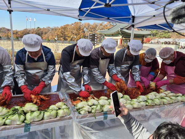 대광사 김장김치 나눔 행사에 참석힐 시의원들이 열심히 절임배추를 버무리고있다