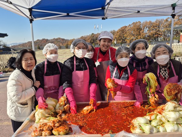 (중앙)김은혜 국회의원이 봉사자들과 김장을 담그고 있다