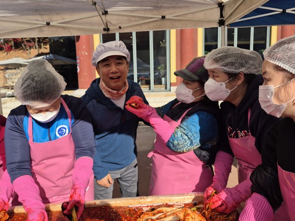 김병욱 대통령실 정무비서관이 봉사자들과 즐겁게 김장을 담그면서 활짝 웃고있다